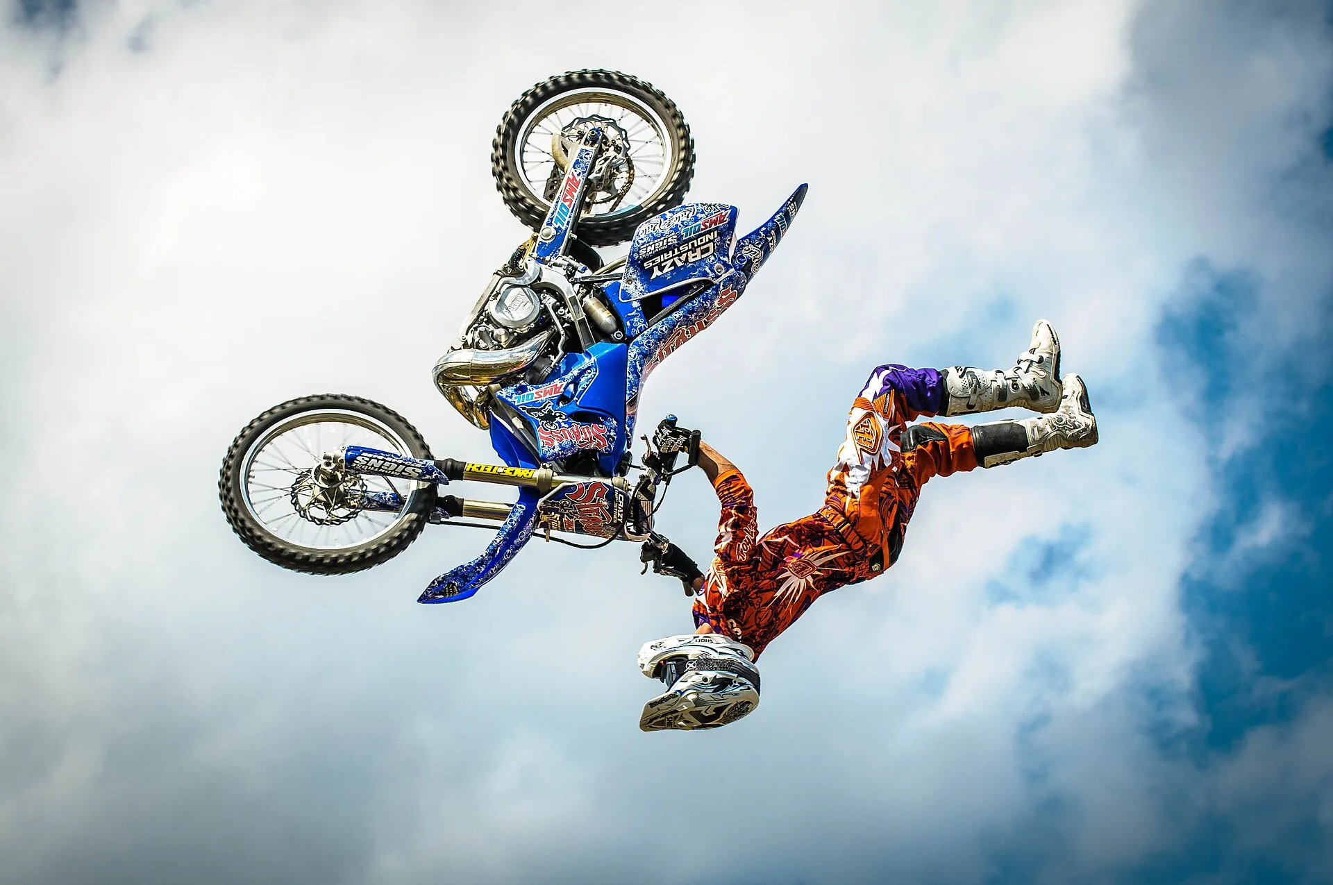 Salto di freestyle motocross